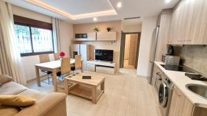kuchnia i salon z kanapą i stołem w obiekcie Apartamentos Vacacionales Joctis, Bajo A w mieście Fuengirola