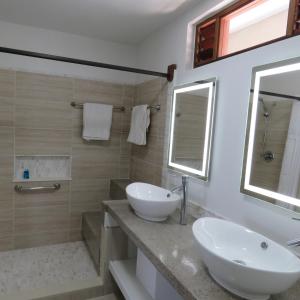 Baño con 2 lavabos y espejo en Lavista Antigua en Bats Cave