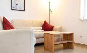 een woonkamer met een bank en een tafel bij Kurparkresidenz Baabe Penthouse Windjammer in Baabe