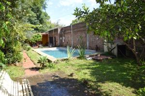 a backyard with a swimming pool in a yard at Casa con piscina y parque in Garupá