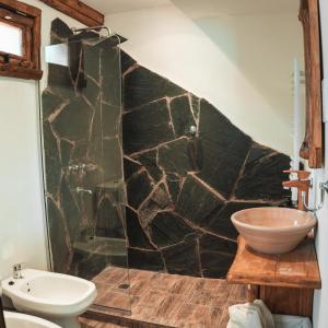 La salle de bains est pourvue d'un lavabo et de toilettes. dans l'établissement Cabañas El Arriero Lodge, à Manzano Amargo