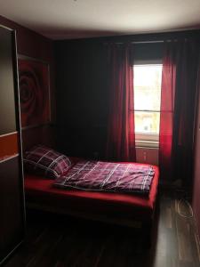 a small bed in a room with a window at Casa DelSillie ... Magnet Pin Welcome in Bochum