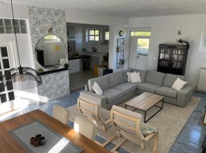 uma sala de estar com um sofá e uma mesa em Villa Regina em Torre San Patrizio
