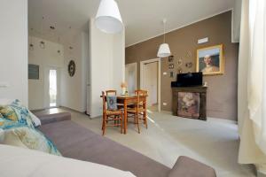 a living room with a couch and a table at Vicino Ospedale Gemelli - Ampio e Confortevole con giardino privato in Rome