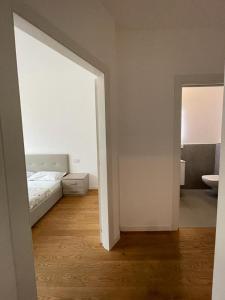 una stanza vuota con un letto e un bagno di IMHOME - Porta Vittoria a Milano