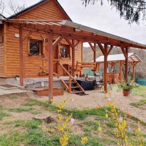 Cabaña de madera grande con techo grande en Galagonya Vendégház-Hegyvidéki szálláshely, en Salgótarján