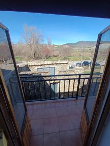 - une vue depuis le balcon d'une maison dans l'établissement Casa al lado del río Santa cilia de jaca, à Santa Cilia