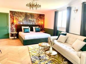 uma sala de estar com uma cama e um sofá em Villa Caprice em Six-Fours-les-Plages