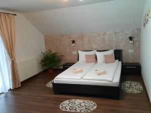 1 dormitorio con 1 cama con 2 toallas en Casa Truța en Topliţa