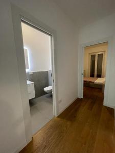 Camera dotata di bagno con servizi igienici e lavandino. di IMHOME - Porta Vittoria a Milano