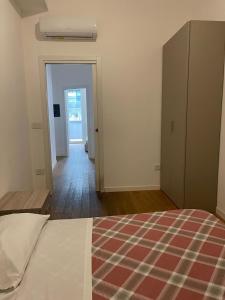 una camera con un letto e una porta che conduce a un corridoio di IMHOME - Porta Vittoria a Milano