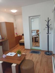 een woonkamer met een tafel en een spiegel bij Gabrovo Relax Apartment in Gabrovo