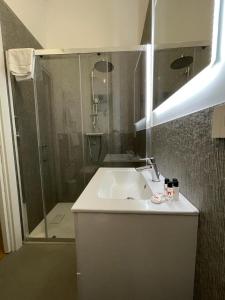 bagno con lavandino e doccia di IMHOME - Porta Vittoria a Milano