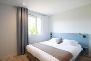 - une chambre avec un grand lit et une fenêtre dans l'établissement LOGIS LES CEPAGES / RESTAURANT LE RAISIN, à Pont-de-Vaux