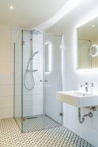 un baño con ducha y lavabo en Ferienwohnung "Stellmacherei", en Versmold 23 fotos más