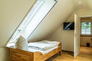 Bett in einem Zimmer mit Fenster in der Unterkunft Ferienwohnung "Stellmacherei" in Versmold