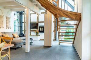 Una sala de estar con una escalera y un sofá. en Ferienwohnung "Stellmacherei", en Versmold