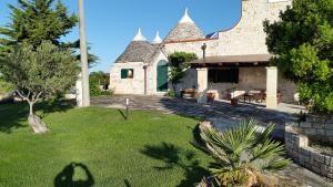 une maison avec une cour avec une pelouse dans l'établissement Villa Giulia B&B, à Castellana Grotte