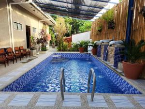 una piscina en medio de un patio en TRD Private Hotspring Resort, en Pansol