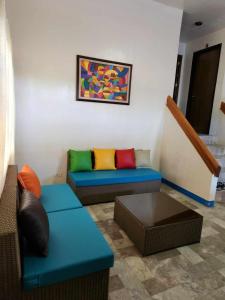 Sala de estar con 2 sofás y mesa en TRD Private Hotspring Resort, en Pansol