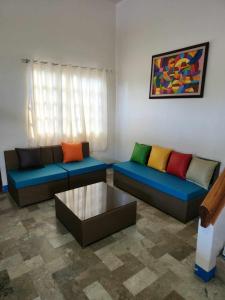 Sala de estar con 2 sofás y mesa de centro en TRD Private Hotspring Resort, en Pansol