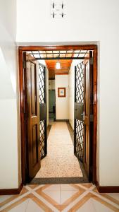 una porta aperta su un corridoio in un edificio di Naivasha TownHouse a Naivasha