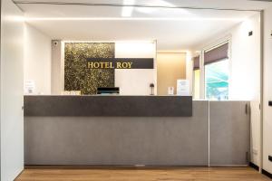 um átrio do hotel com um sinal rox do hotel na parede em B&B Hotel Roy em Silea