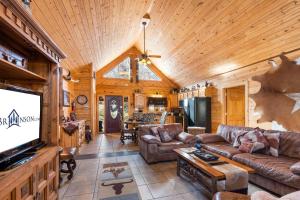 RidgedaleLone Star w/ gametable的配有沙发和平板电视的客厅