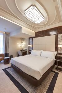 DoubleTree By Hilton A Coruña客房内的一张或多张床位