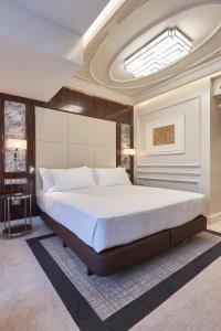 DoubleTree By Hilton A Coruña客房内的一张或多张床位