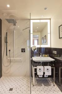 DoubleTree By Hilton A Coruña的一间浴室