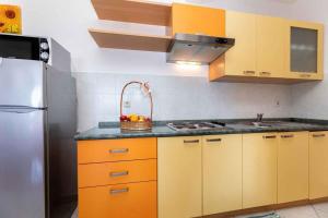 Kuchyň nebo kuchyňský kout v ubytování Apartment in Vrbnik - Insel Krk 13603