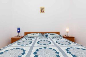 Postel nebo postele na pokoji v ubytování Apartment in Vrbnik - Insel Krk 13603