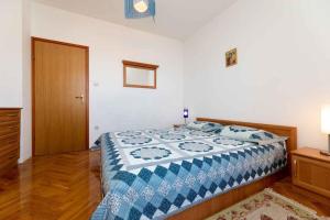 Postel nebo postele na pokoji v ubytování Apartment in Vrbnik - Insel Krk 13603