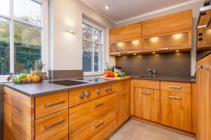 una cucina con mobili in legno e un lavello di Ferienhaus Zingst a Zingst