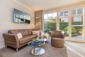 un soggiorno con un divano e una poltrona di Ferienhaus Zingst a Zingst