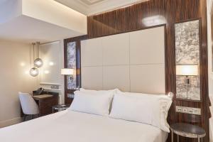 DoubleTree By Hilton A Coruña客房内的一张或多张床位