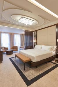 DoubleTree By Hilton A Coruña客房内的一张或多张床位
