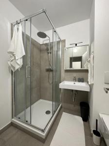 y baño con ducha y lavamanos. en City Apartments Wien en Viena