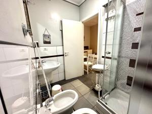 ein Bad mit einer Dusche, einem WC und einem Waschbecken in der Unterkunft Bed and Breakfast Le Due Civette in Rom