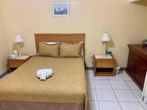 Krevet ili kreveti u jedinici u okviru objekta SUITE 2A, Blue Pavilion - Private Bedroom in Shared Suite - Beach, Airport Taxi, Concierge, Island Retro Chic