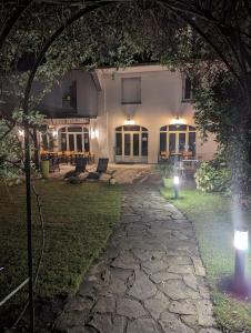 una casa por la noche con luces en el patio en Hôtel de l'Ours, en Arette