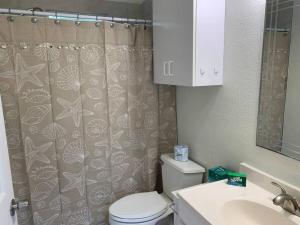 A bathroom at SUITE 4, Blue Pavilion - Beach, Airport Taxi, Concierge, Island Retro Chic