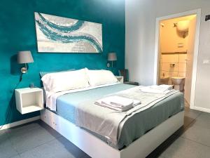1 dormitorio con 1 cama con pared azul en Bed and Breakfast Le Due Civette, en Roma