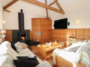uma sala de estar com dois sofás e uma lareira em Grace's Retreat em Darlington