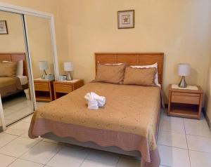 Un pat sau paturi într-o cameră la SUITE 2B, Blue Pavilion - Private Executive Bedroom in Shared Suite - Beach, Airport Taxi, Concierge, Island Retro Chic