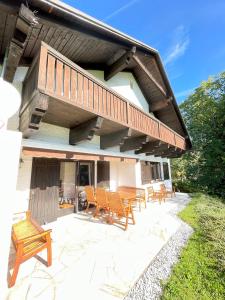 eine Sitzgruppe auf einer Terrasse in der Unterkunft Ferienhaus sHäuserl in Landl