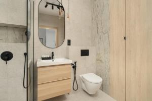 Bilik mandi di Tasteful Beige Apartment with Parking by Noclegi Renters