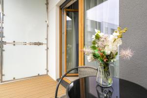 Gambar di galeri bagi Tasteful Beige Apartment with Parking by Noclegi Renters di Poznań