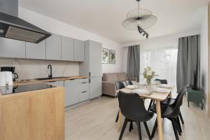 Dapur atau dapur kecil di Tasteful Beige Apartment with Parking by Noclegi Renters +11 gambar